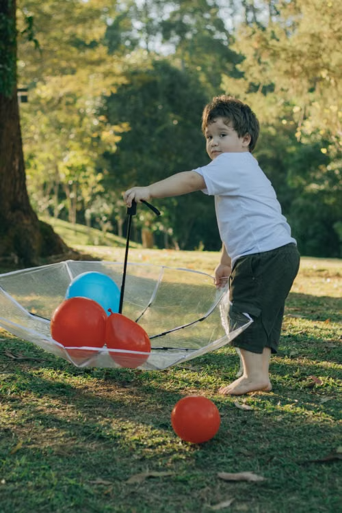 Criança a brincar num jardim — proteção infantil