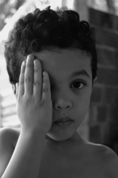 Retrato de menino em preto e branco — avaliação psicológica