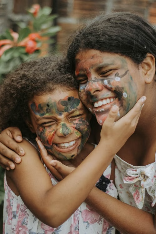 Duas crianças com pintura facial — participação infantil